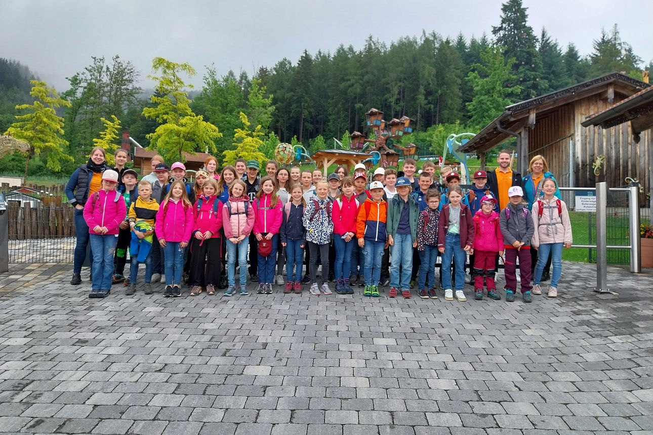 Die Kinder mit den Betreuer der VR-Bank Isar-Vils im Freizeitpark.