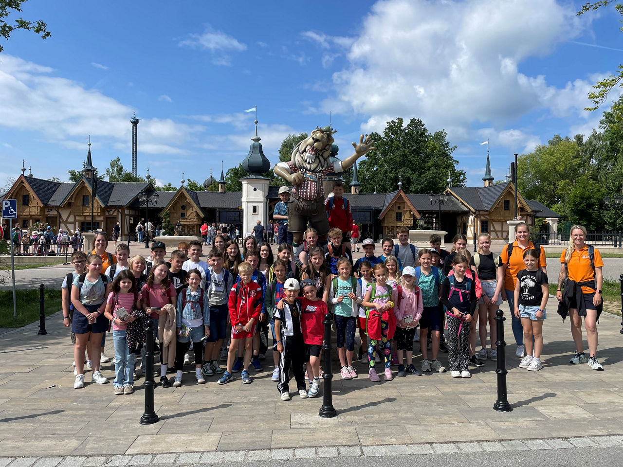 Die Kinder mit den Betreuer der VR-Bank Isar-Vils im Freizeitpark.