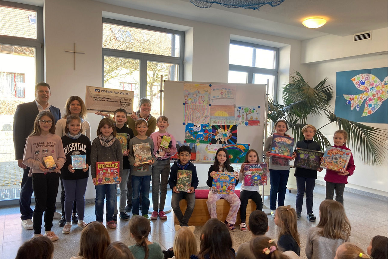 Gewinner des Jugendwettbewerbs, Rektorin Karin Högl (Grundschule Bodenkirchen) sowie Reiner Schiele und Christine Bachmayer