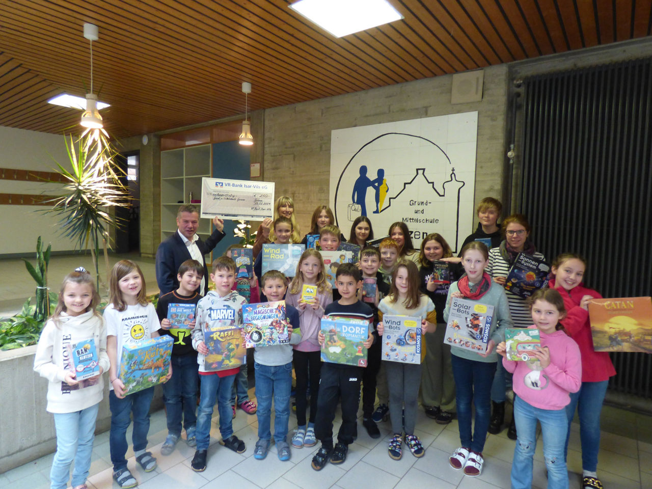 Gewinner des Jugendwettbewerbs mit Rektorin Andrea Frohnholzer von der Grund- und Mittelschule Gerzen sowie Bernd Dirnberger