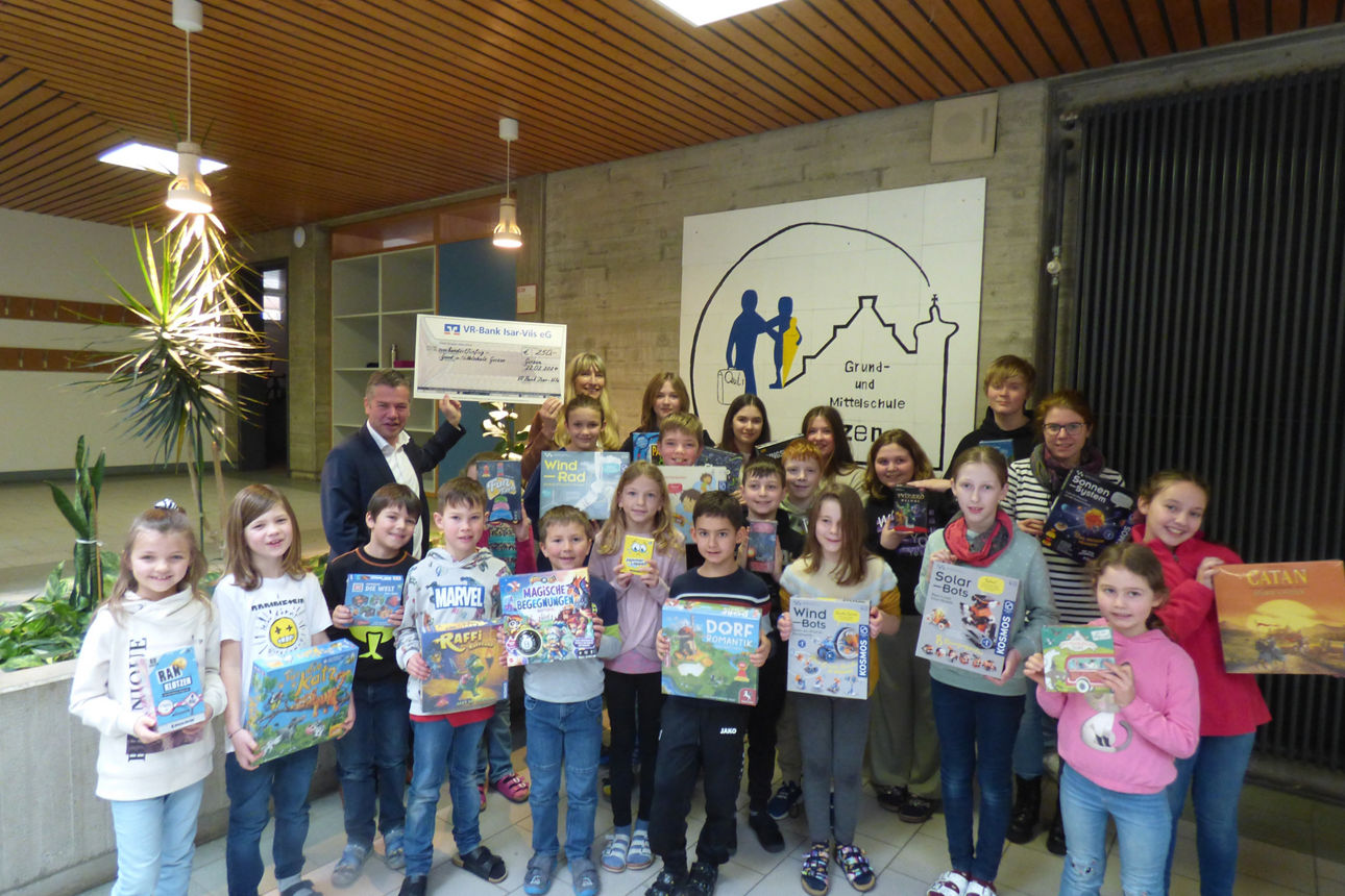 Gewinner des Jugendwettbewerbs mit Rektorin Andrea Frohnholzer von der Grund- und Mittelschule Gerzen sowie Bernd Dirnberger