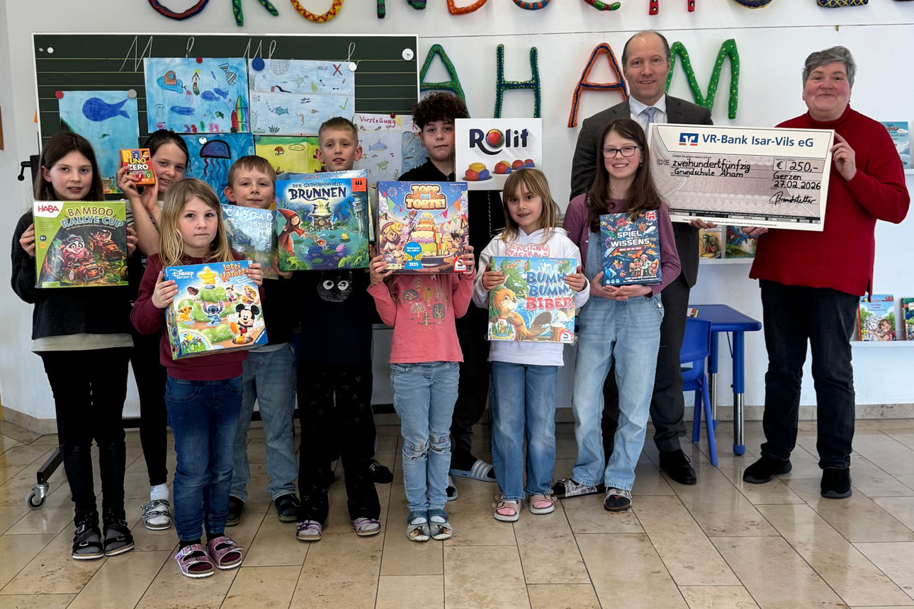 Eine Gruppe von Kindern halten ihre Kunstwerke glücklich in die Kamera