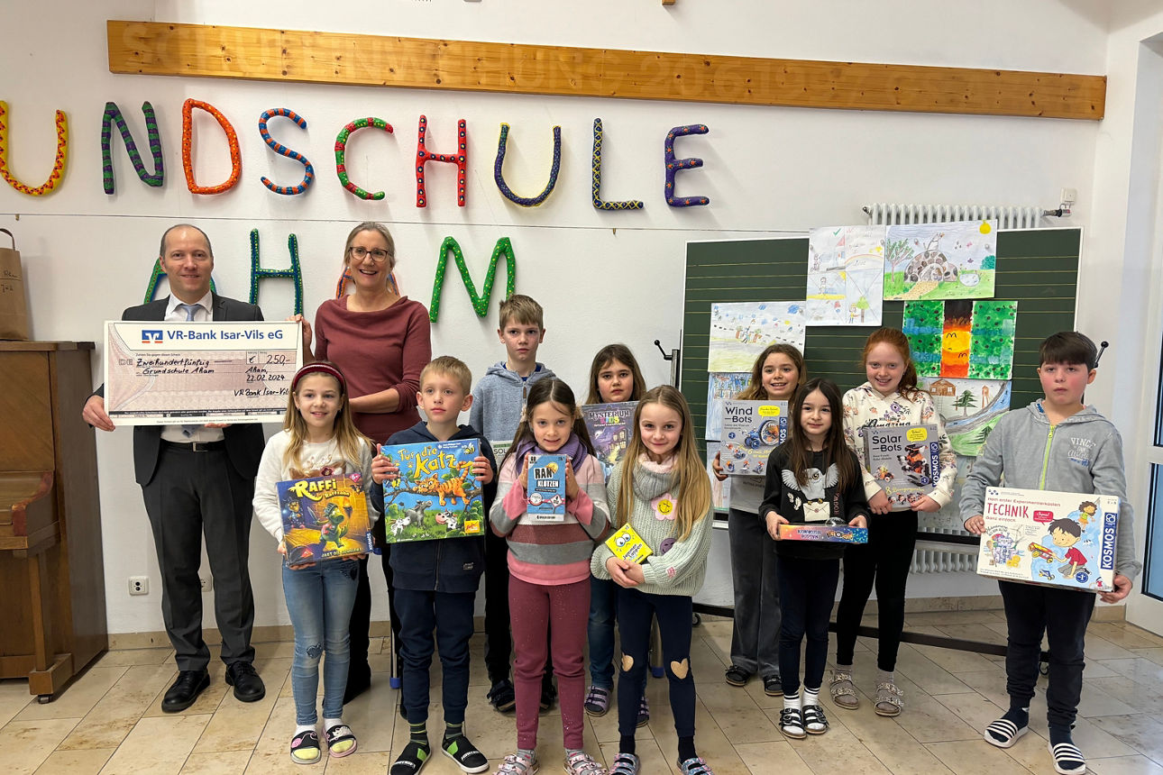 Gewinner des Jugendwettbewerbs mit Rektorin Barbara Kirmse von der Grundschule Aham sowie Alfred Brandstetter von der VR-Bank