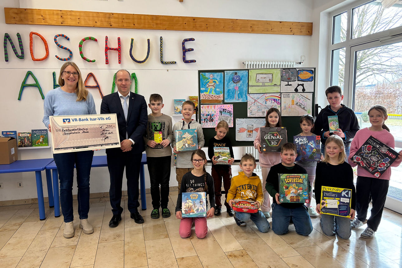 Gewinner des Jugendwettbewerbs mit Rektorin Barbara Kirmse (Grundschule Aham), Alfred Brandstetter (VR-Bank Isar-Vils)