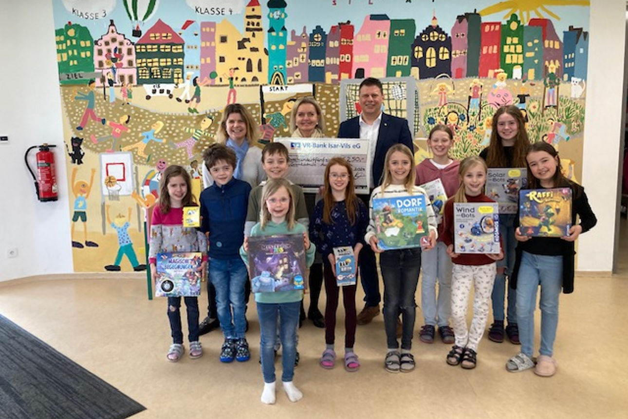 Gewinner des Jugendwettbewerbs, Rektorin Sonja Sonnauer (Grundschule Aich), Reiner Schiele und Christine Bachmayer