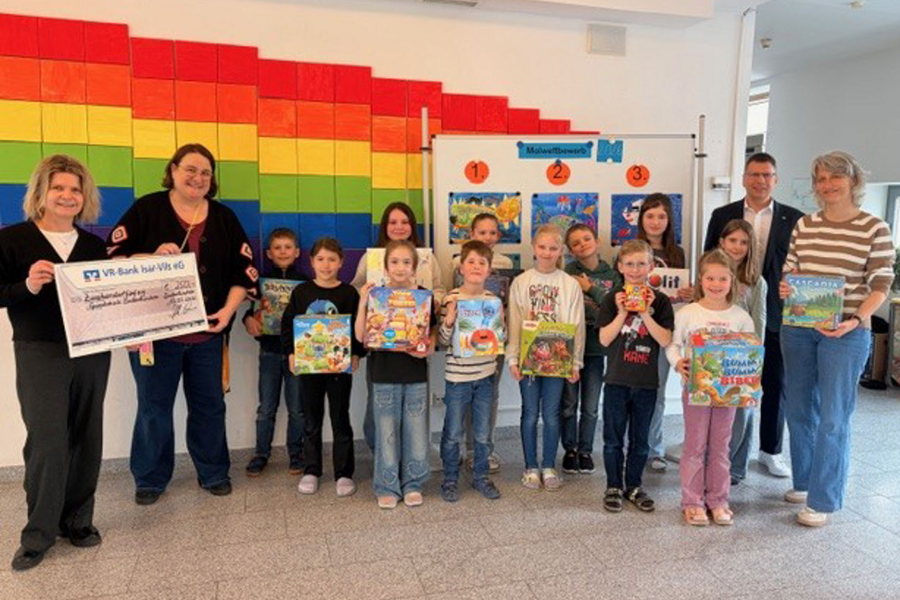 Eine Gruppe von Kindern halten ihre Kunstwerke glücklich in die Kamera