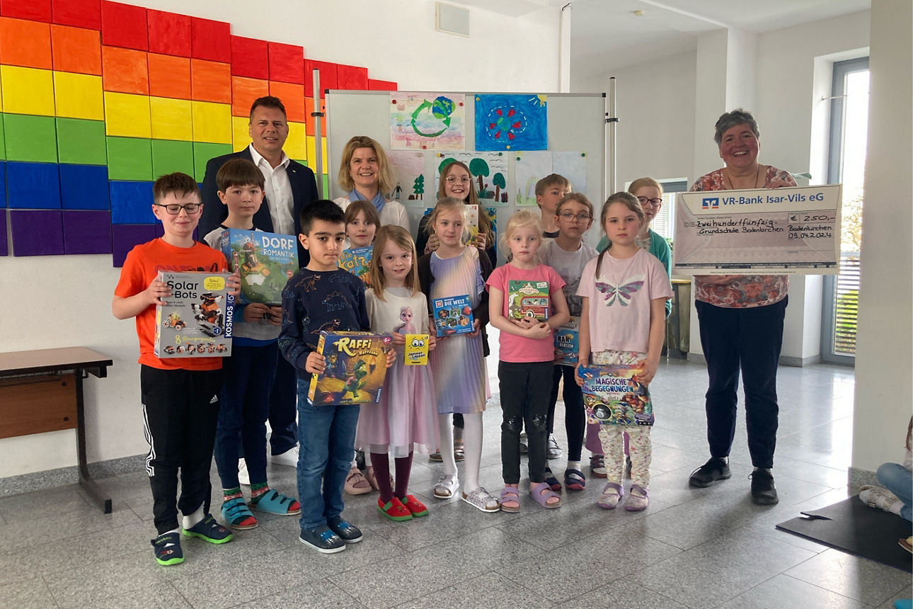 Gewinner des Jugendwettbewerbs, Rektorin Karin Högl (Grundschule Bodenkirchen), Reiner Schiele und Christine Bachmayer