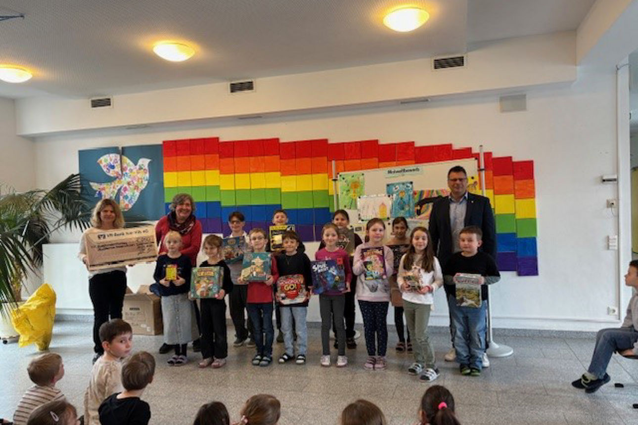 Gewinner des Jugendwettbewerbs mit Rektorin Karin Högl (Grundschule Bodenkirchen), Reiner Schiele, Christine Bachmayer