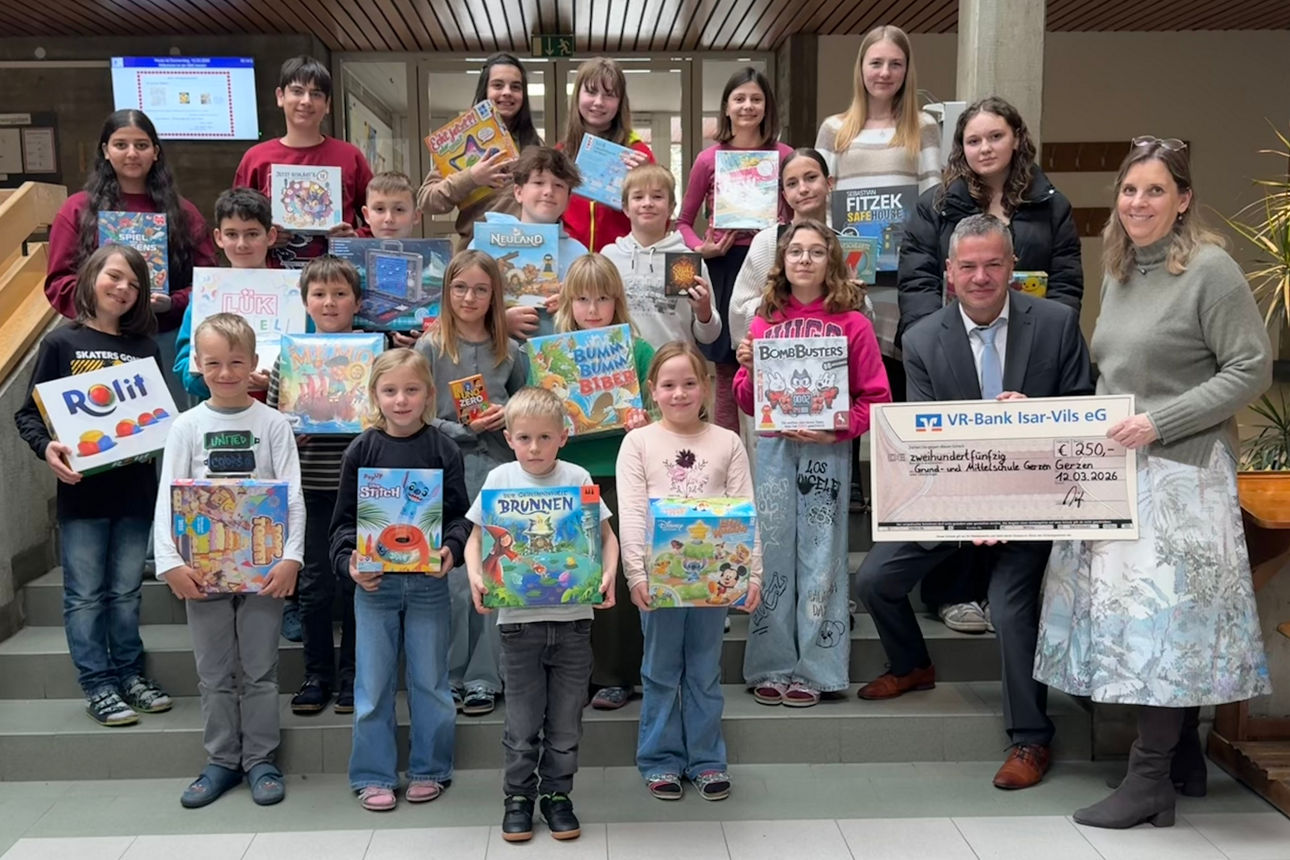 Eine Gruppe von Kindern halten ihre Kunstwerke glücklich in die Kamera