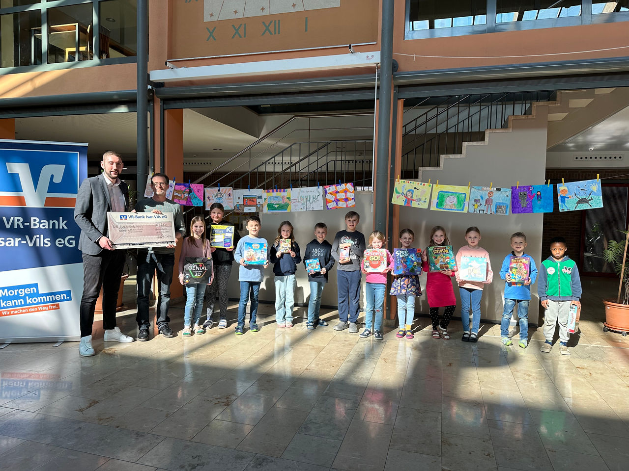 Gewinner des Jugendwettbewerbs mit Konrektor Nick Weinberger von der Grund- und Mittelschule Geisenhausen sowie Max Stiftner 