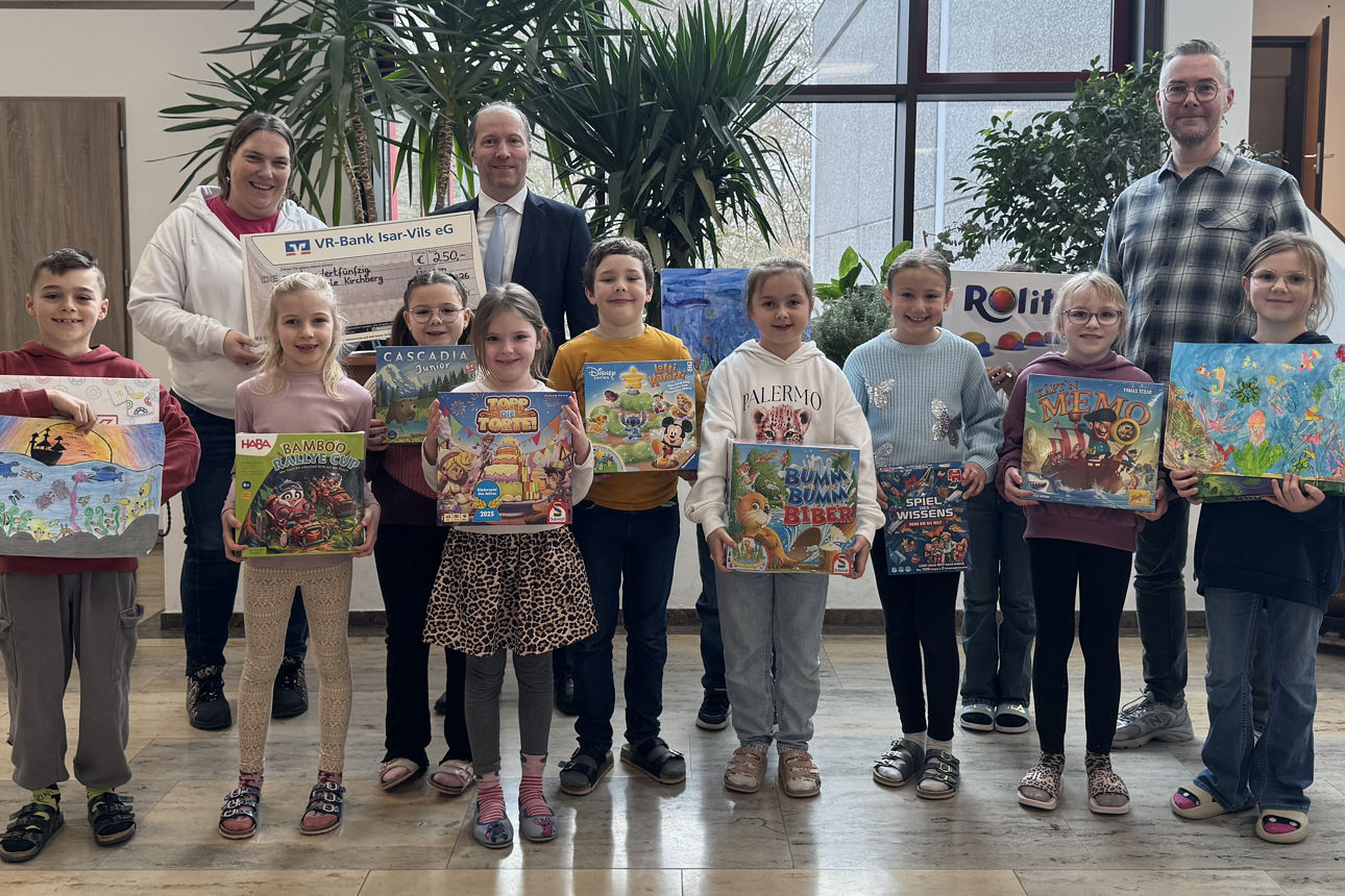Eine Gruppe von Kindern halten ihre Kunstwerke glücklich in die Kamera