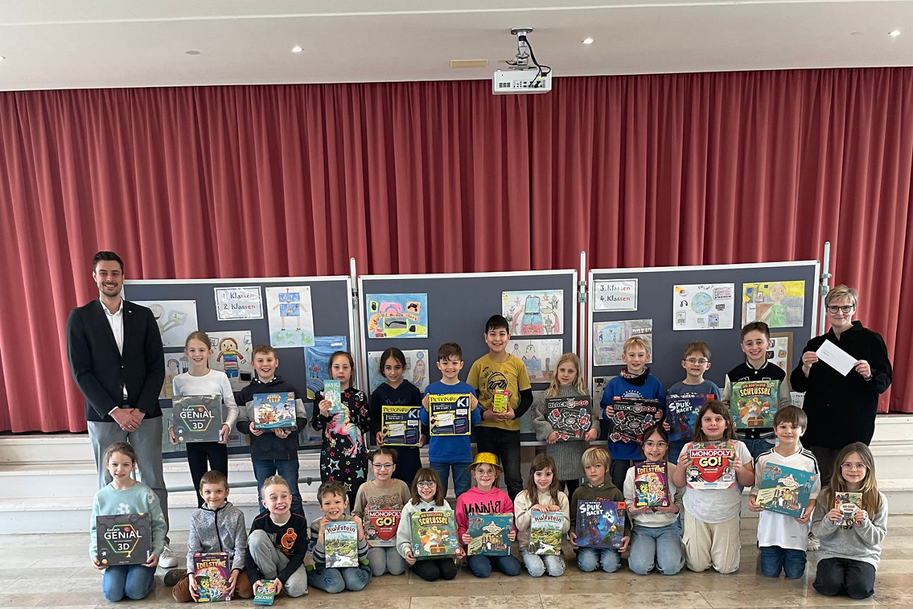 Gewinner des Jugendwettbewerbs mit der Rektorin Alexandra Priller (Grundschule Vilsbiburg), Filip Huber