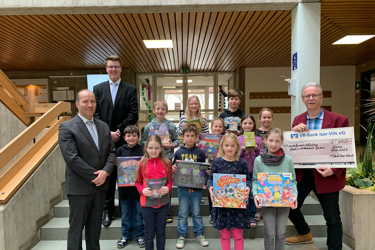 Gewinner des Jugendwettbewerbs 1.–4. Klasse, Rektor Martin Deliano (Grund- und Mittelschule Gerzen), Alfred Brandstetter