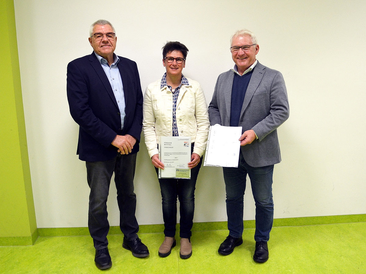 Ansprechpartnerin des Vereins steht neben den Ansprechpartnern unserer Bank nebeneinander.