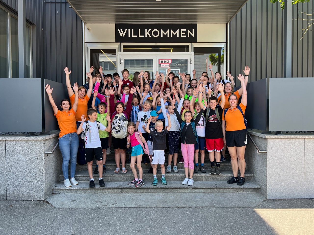 Die Kinder mit den Betreuern der VR-Bank Isar-Vils vor der MAXX-Arena