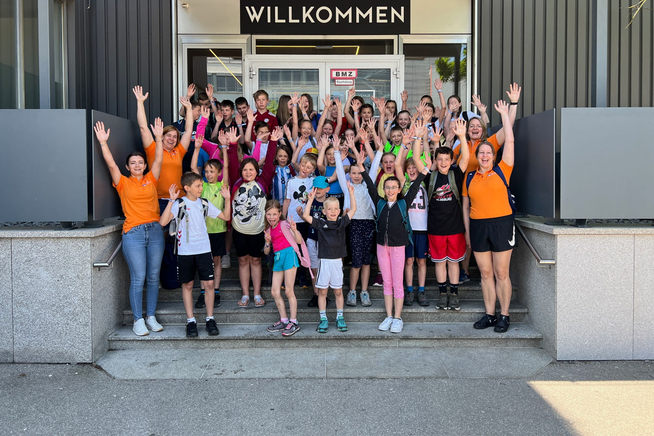 Die Kinder mit den Betreuern der VR-Bank Isar-Vils vor der MAXX-Arena
