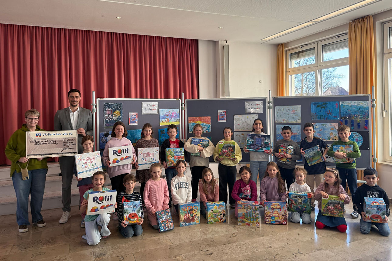 Eine Gruppe von Kindern halten ihre Kunstwerke glücklich in die Kamera