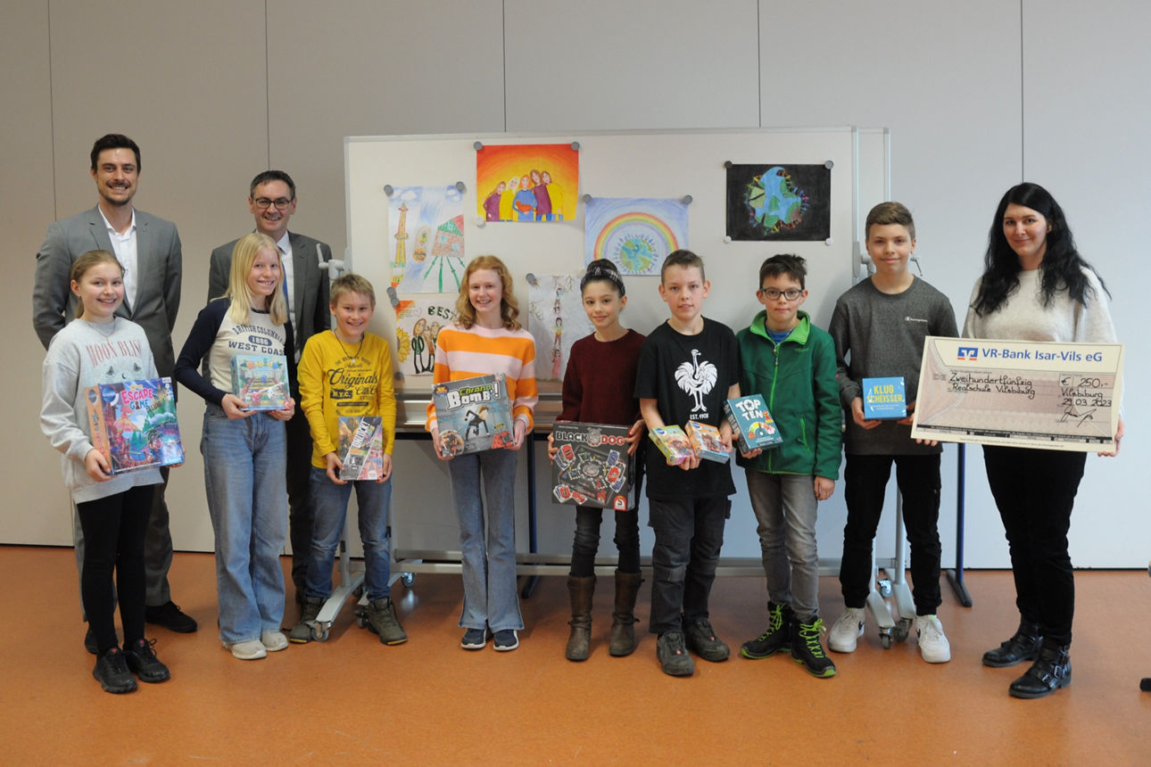 Gewinner des Jugendwettbewerbs, Rektor Marco Schönauer, Marika Weitzenberger (Realschule Vilsbiburg), Filip Huber