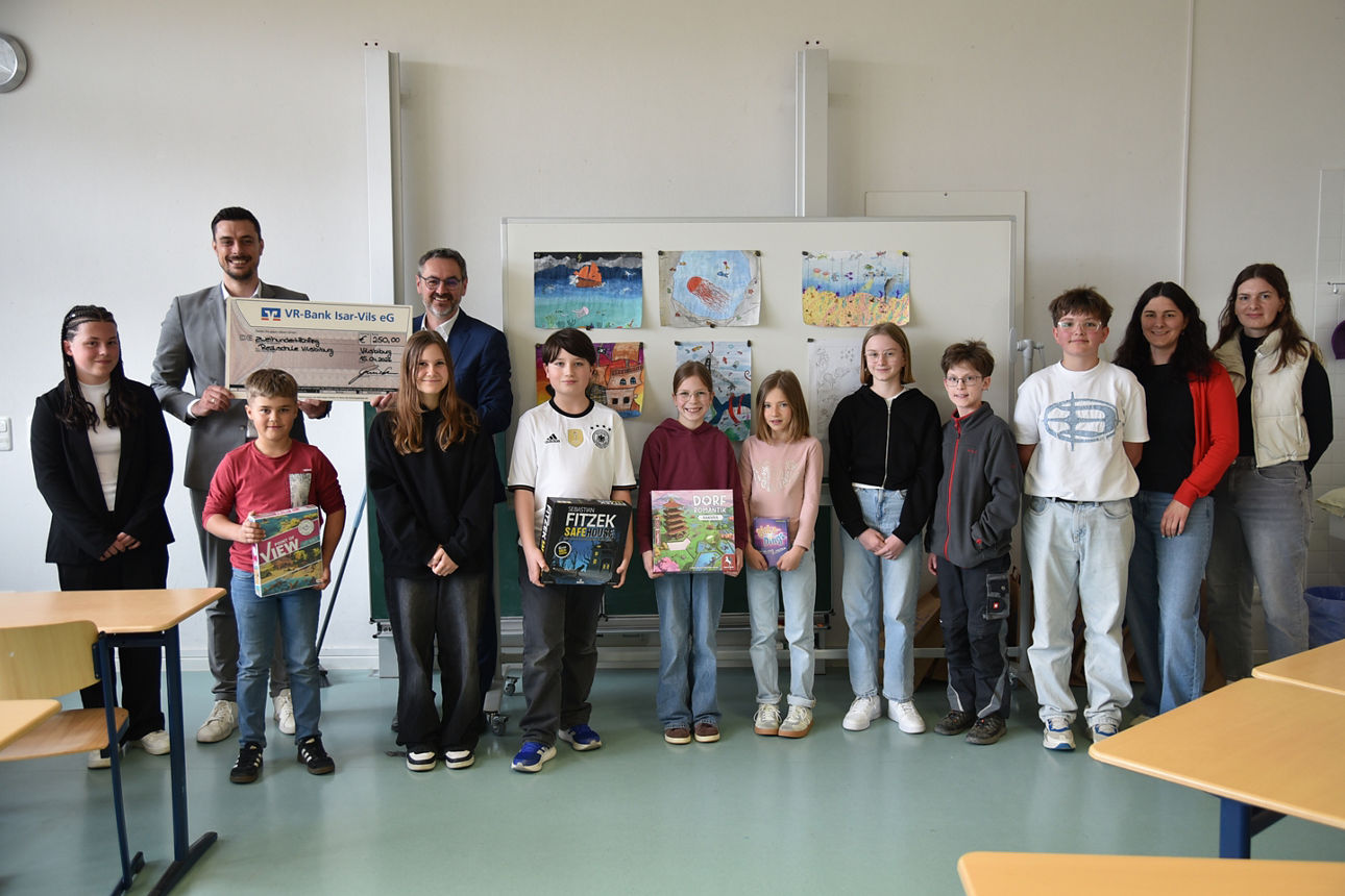 Eine Gruppe von Kindern halten ihre Kunstwerke glücklich in die Kamera