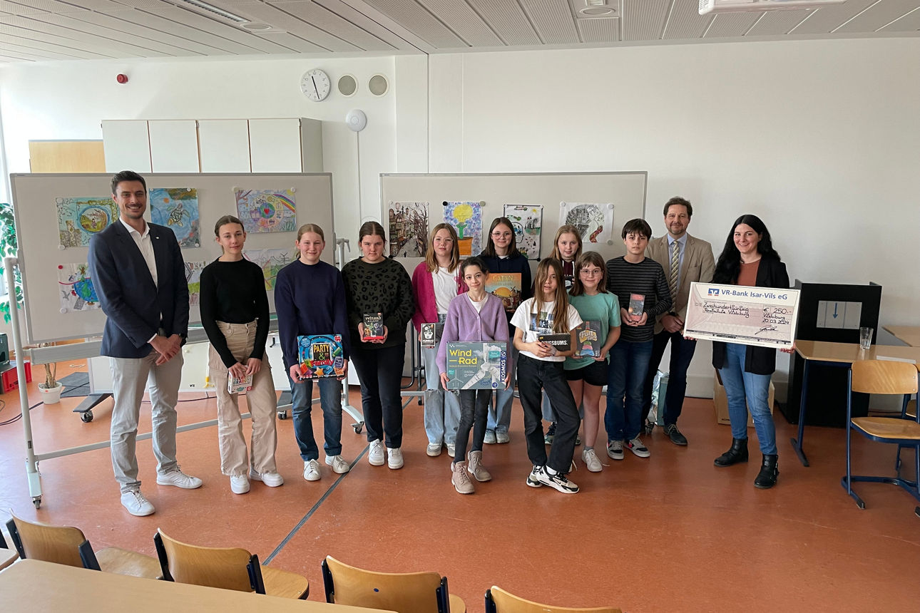 Gewinner des Jugendwettbewerbs, Konrektor Andreas Jell und Marika Weitzenberger (Realschule Vilsbiburg), Filip Huber