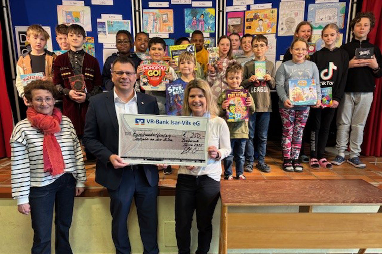 Gewinner des Jugendwettbewerbs, Rektorin Maria Findelsberger (Schule an der Bina), Reiner Schiele, Christine Bachmayer