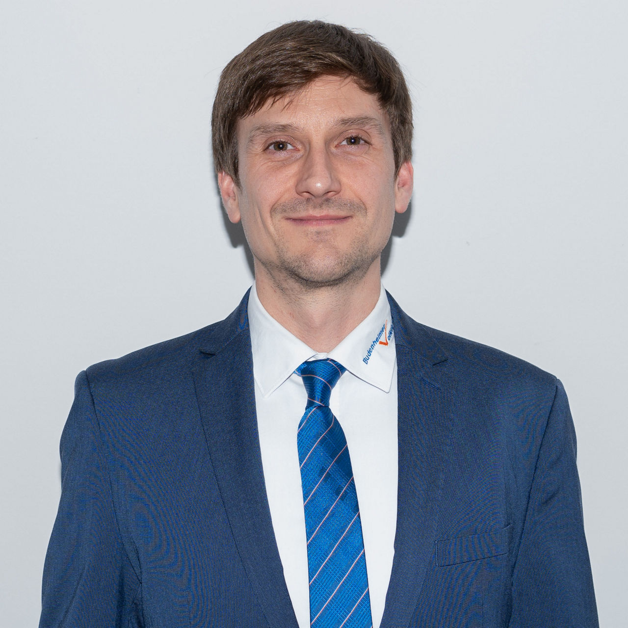 ein Mann im Business-Anzug