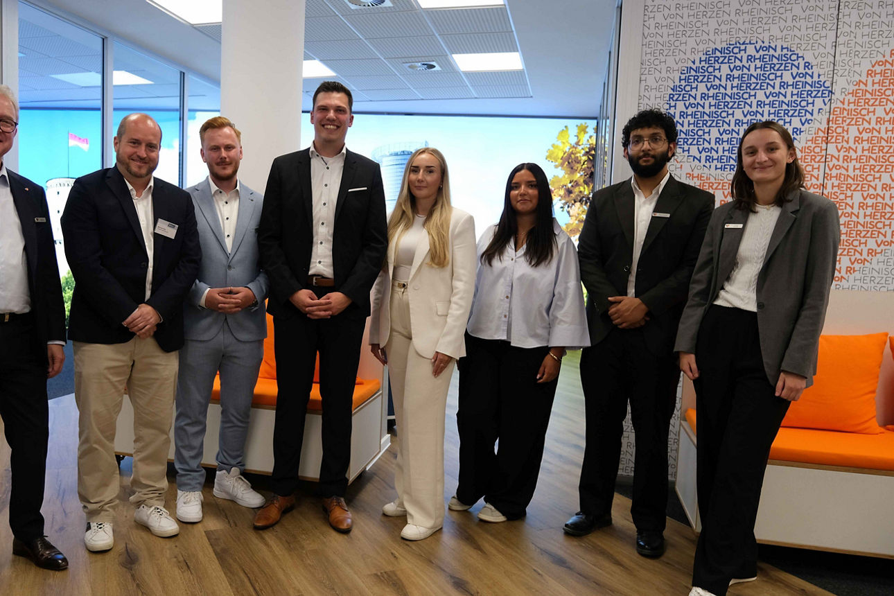 Team der ErlebnisFiliale Bad Godesberg mit Vorstandsvorsitzendem Jürgen Pütz