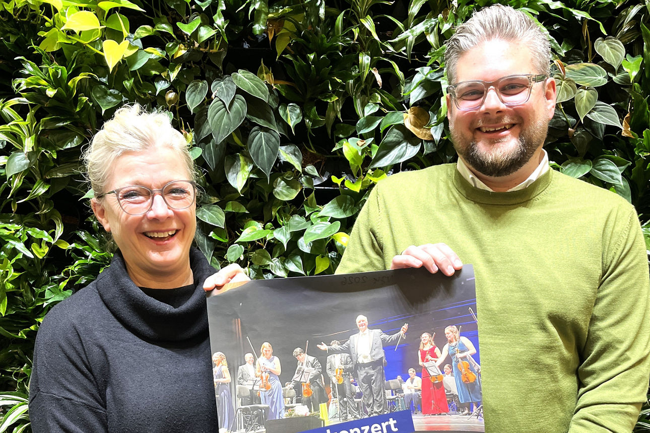 Zwei Filialleiter freuen sich schon auf das bevorstehende Konzert.