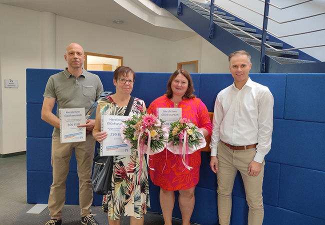 Unser Kundenberater Florian Lorenz gratuliert der glücklichen Gewinnern