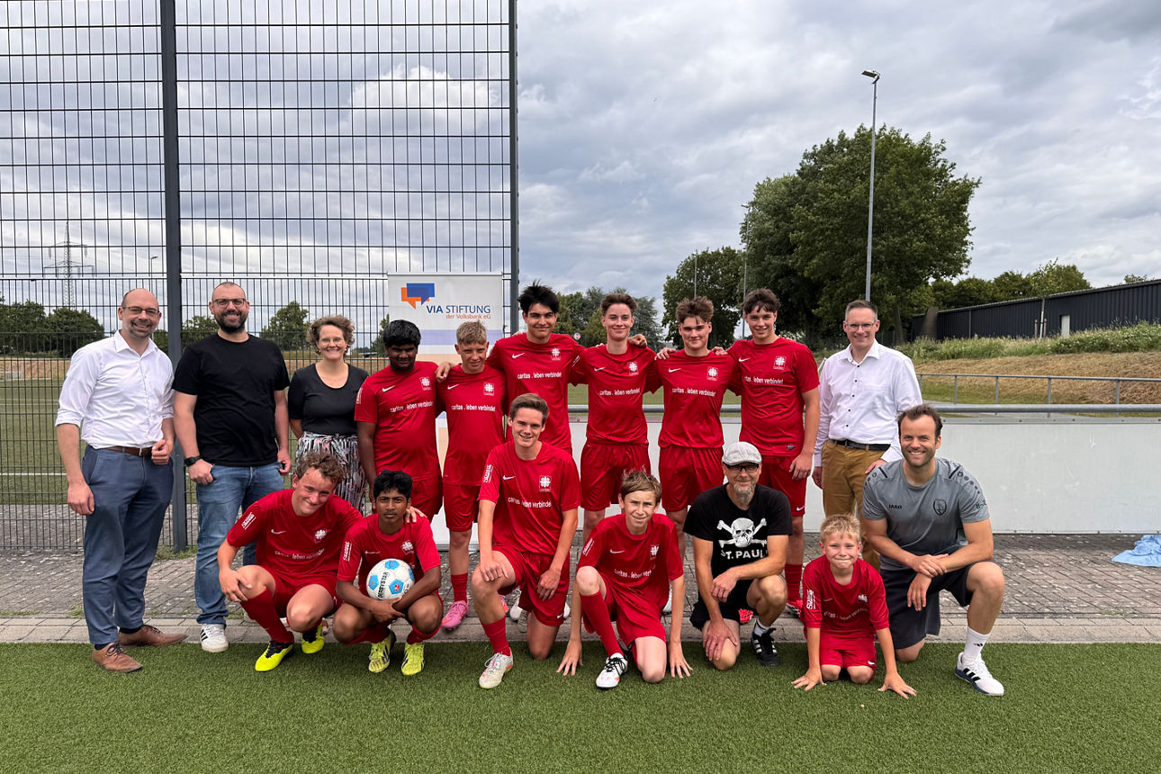 Eine Fußballmannschaft steht auf dem Rasen und macht ein Gruppenbild.