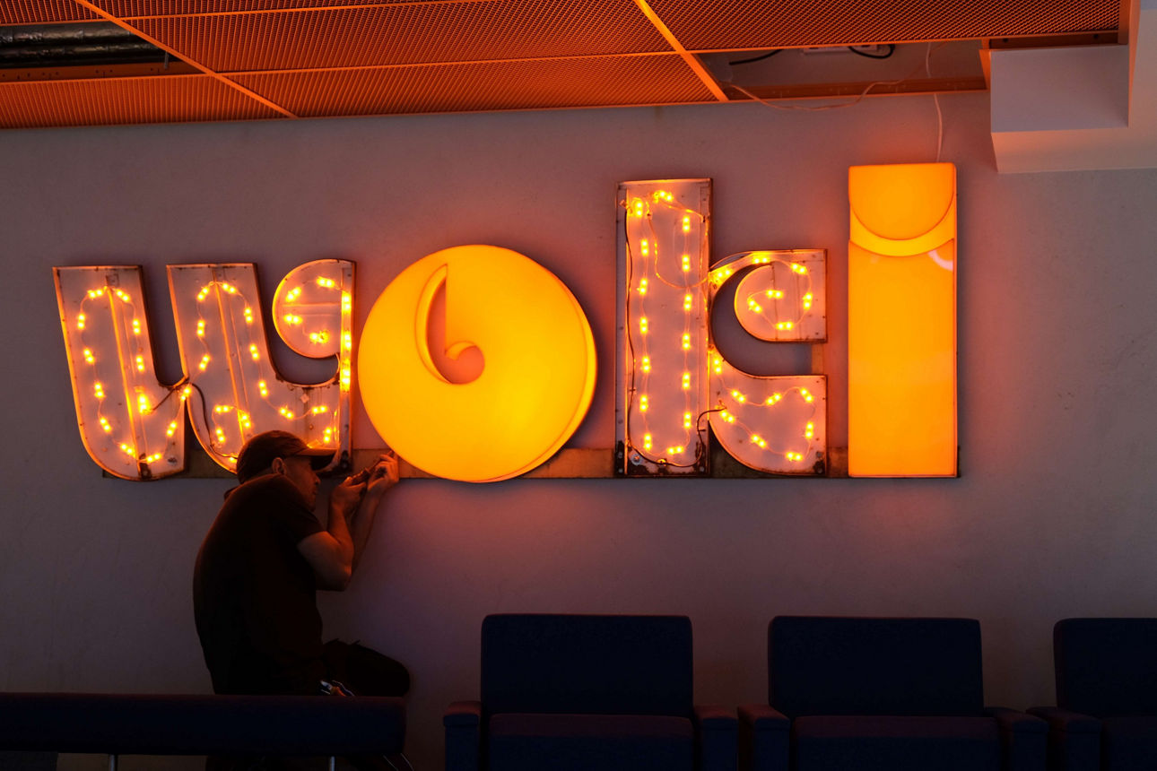 Montage des WOKI-Schriftzugs