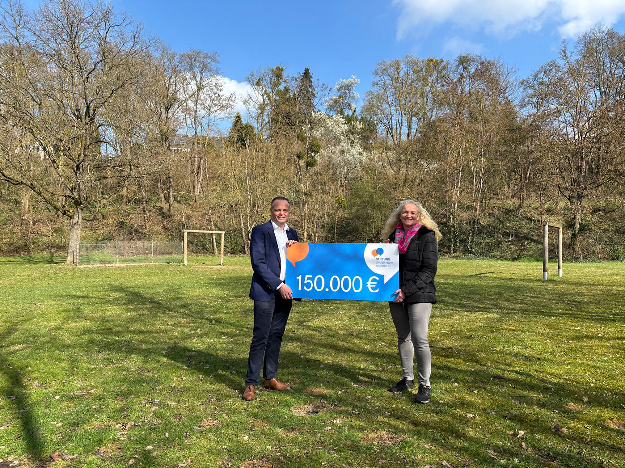 Foto zeigt Spendenübergabe in Hameln.