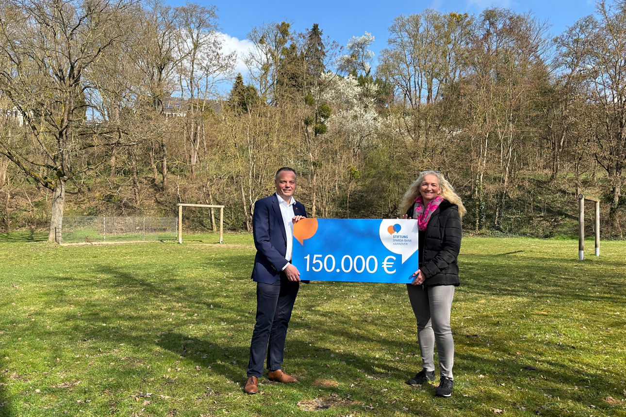 Foto zeigt die Spendenübergabe in Hameln.