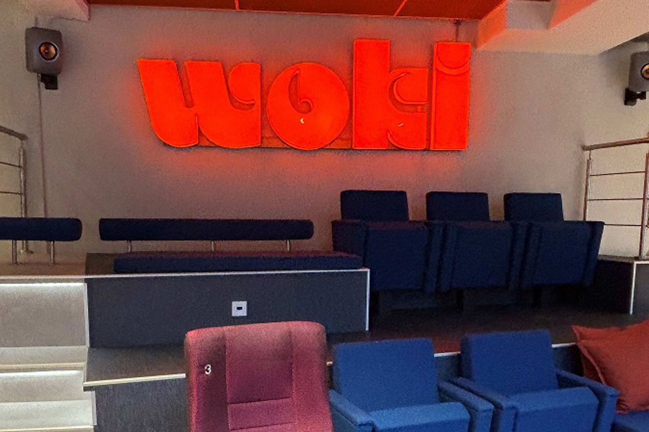 WOKI-Schriftzug hinter Kinobestuhlung im ErlebnisCenter Gangolfstraße