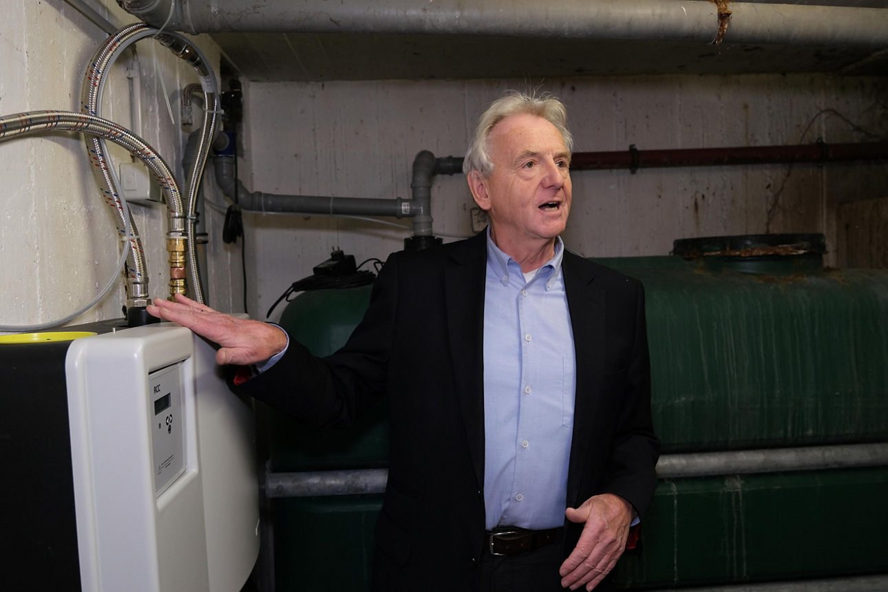 Willi Wester mit der Regenwassernutzungssanlage