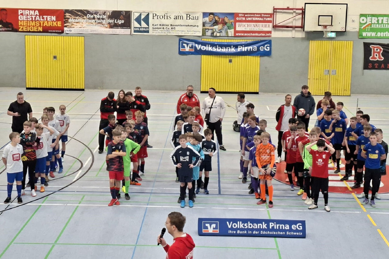 Kinder in Sportkleidung beim 12. Volksbank-Junior-Cup