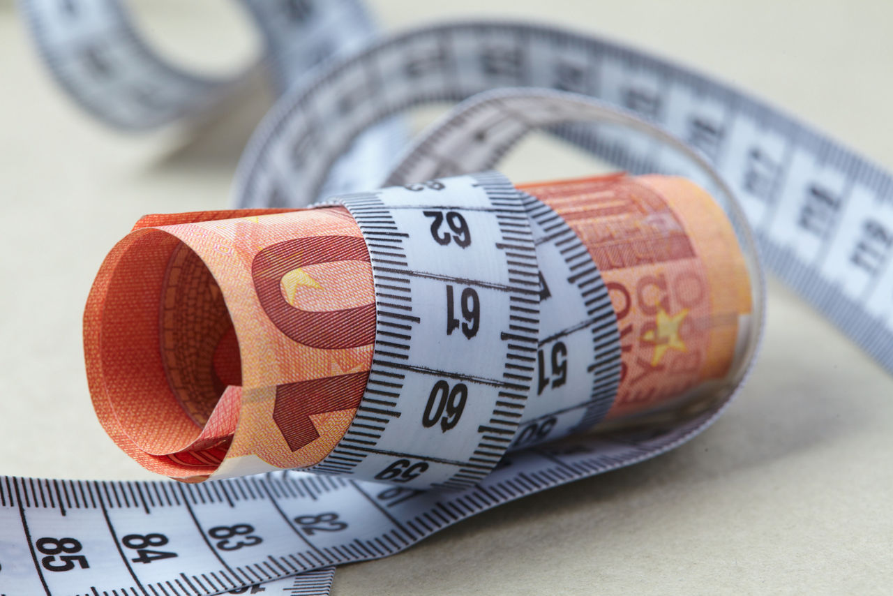 Zehn Euro Note mit Maßband
