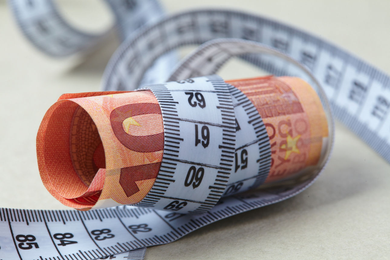 Zehn Euro Note mit Maßband