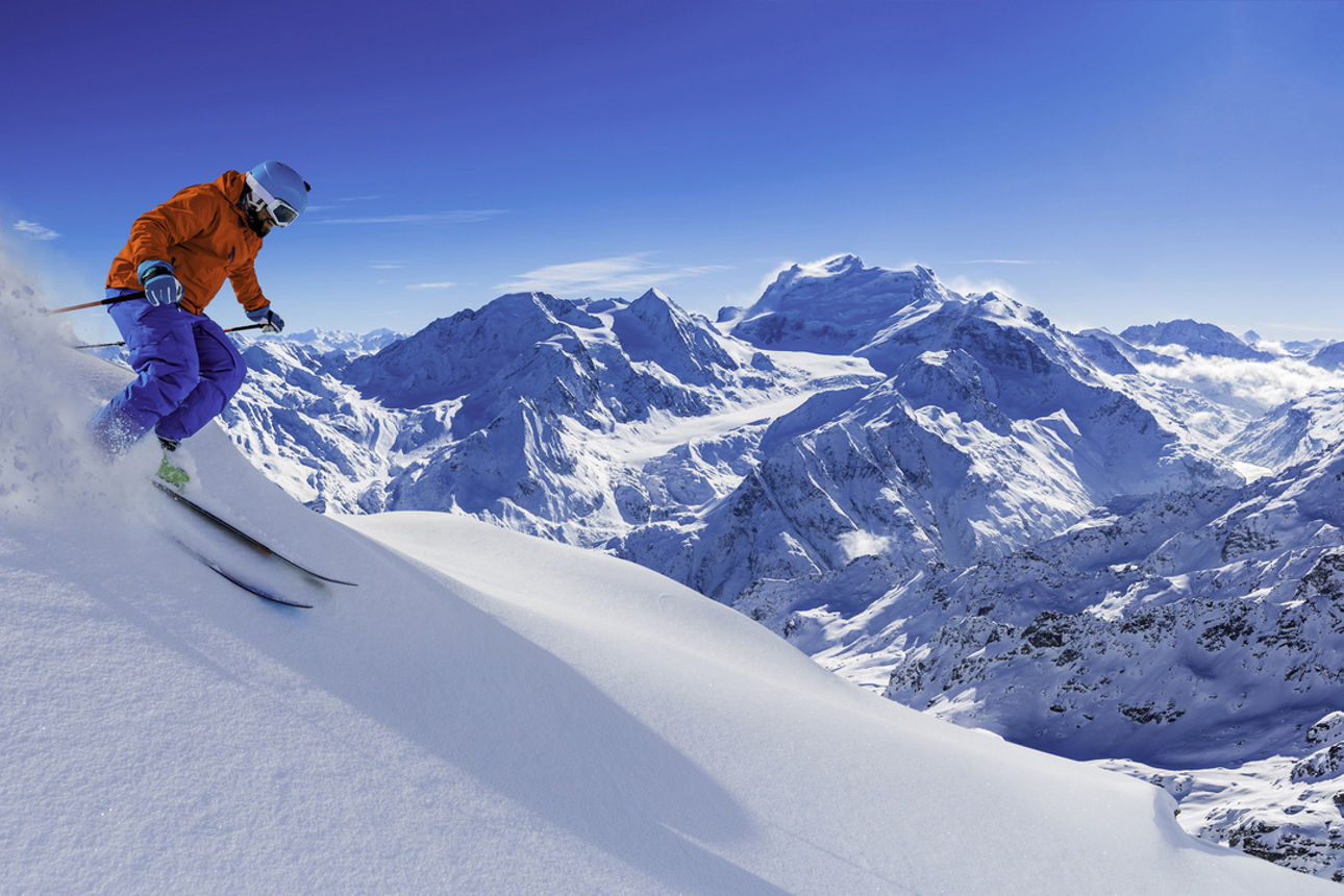 Skifahrer fährt den Berg hinunter