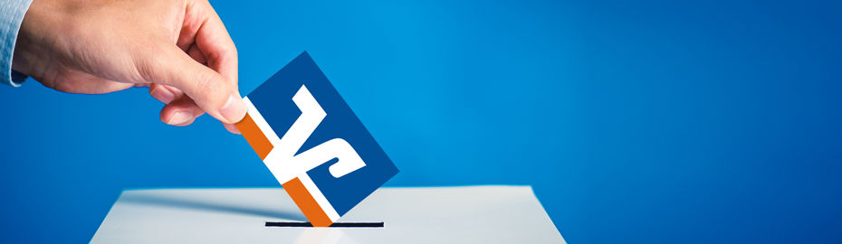 Wahlurne mit Hand und Wahlzettel