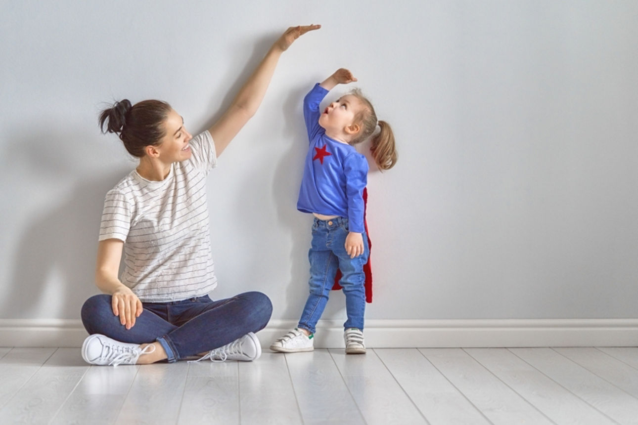 Eine Mutter mit ihrem Kleinkind