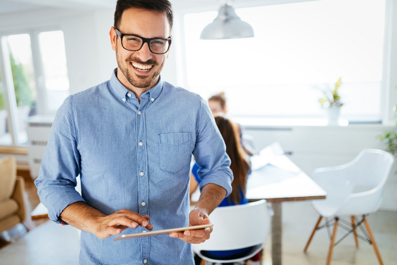 Mann mit Brille im Büro