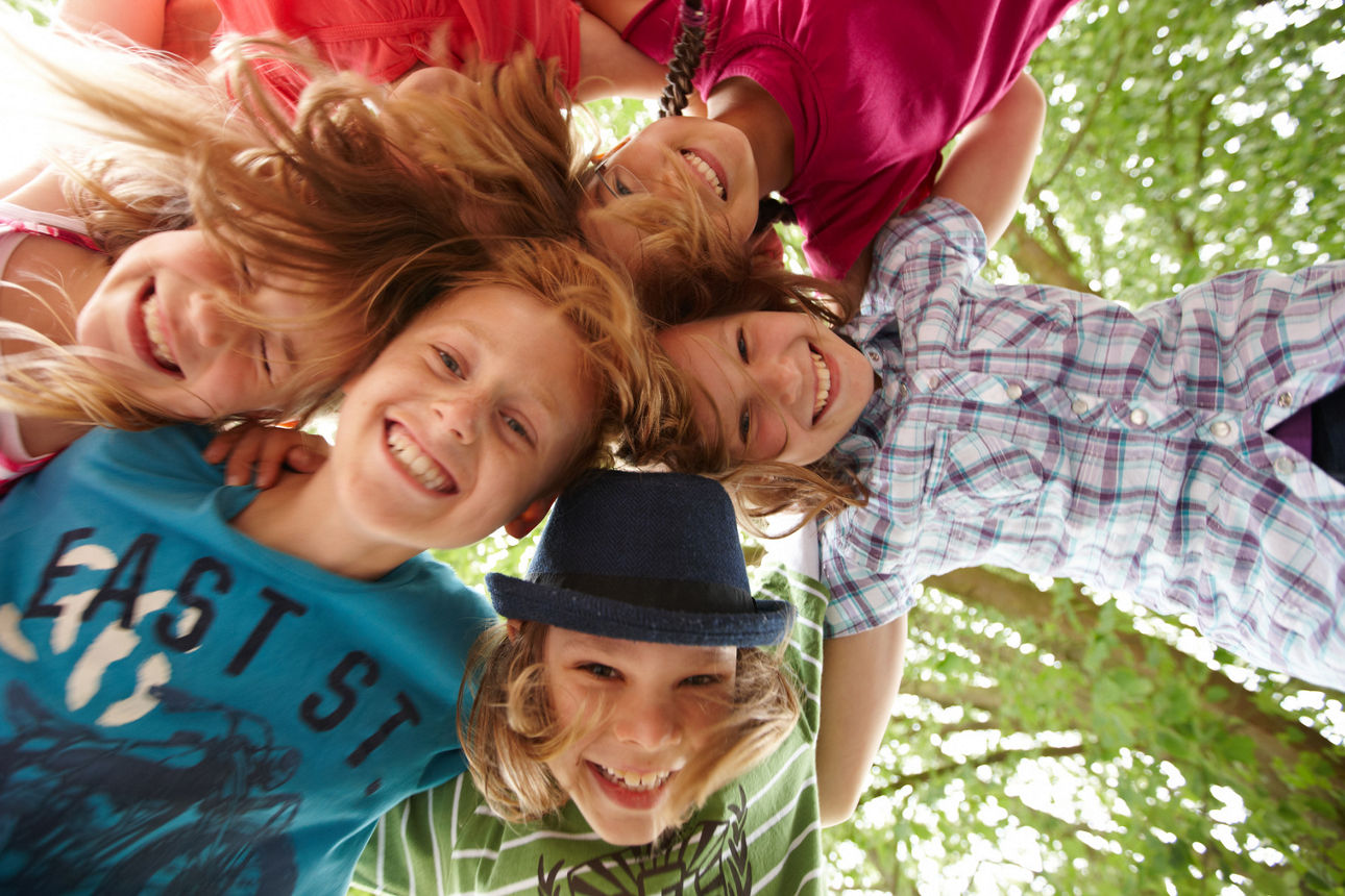 Kinder schauen nach unten in die Kamera