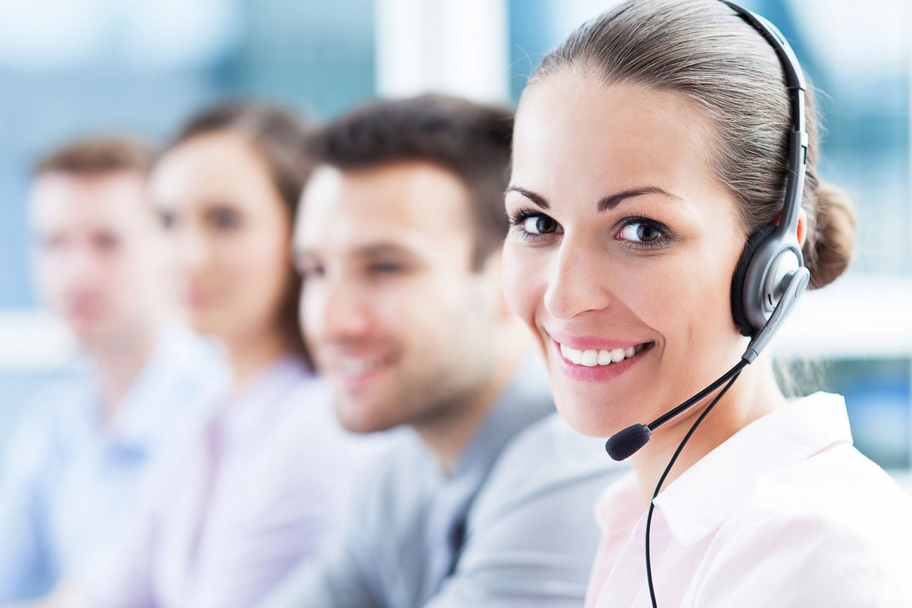 Frau mit Headset lächelt in die Kamera