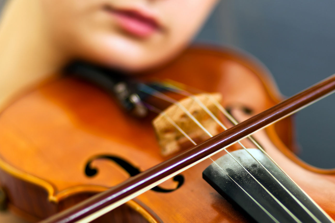 Frau die Geige spielt