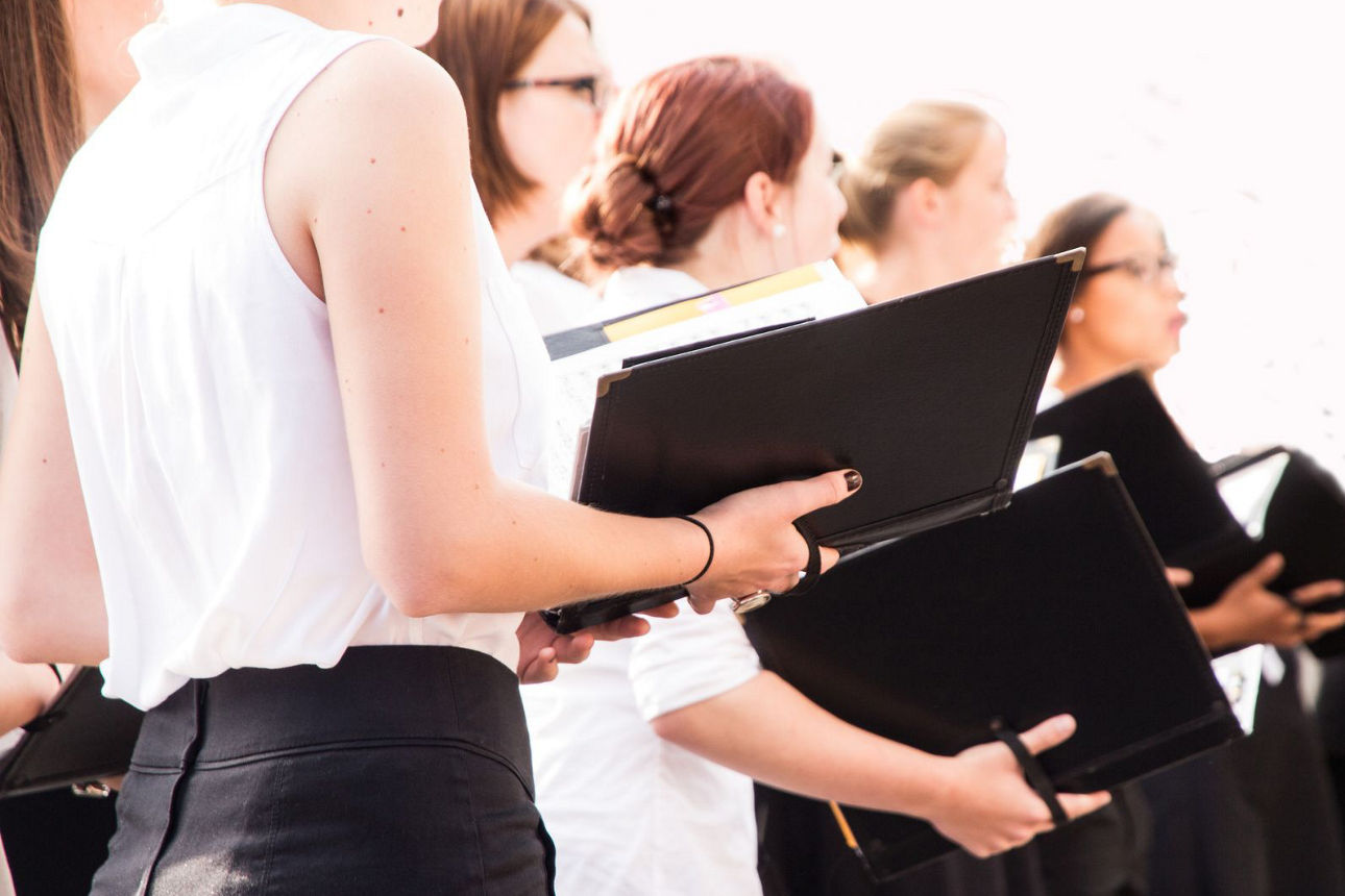 Chorsängerinnen mit Noten