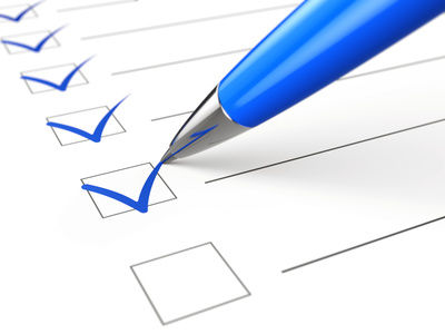 Checkliste mit blauen Häkchen