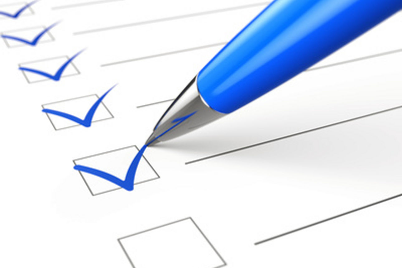 Checkliste mit blauen Häkchen