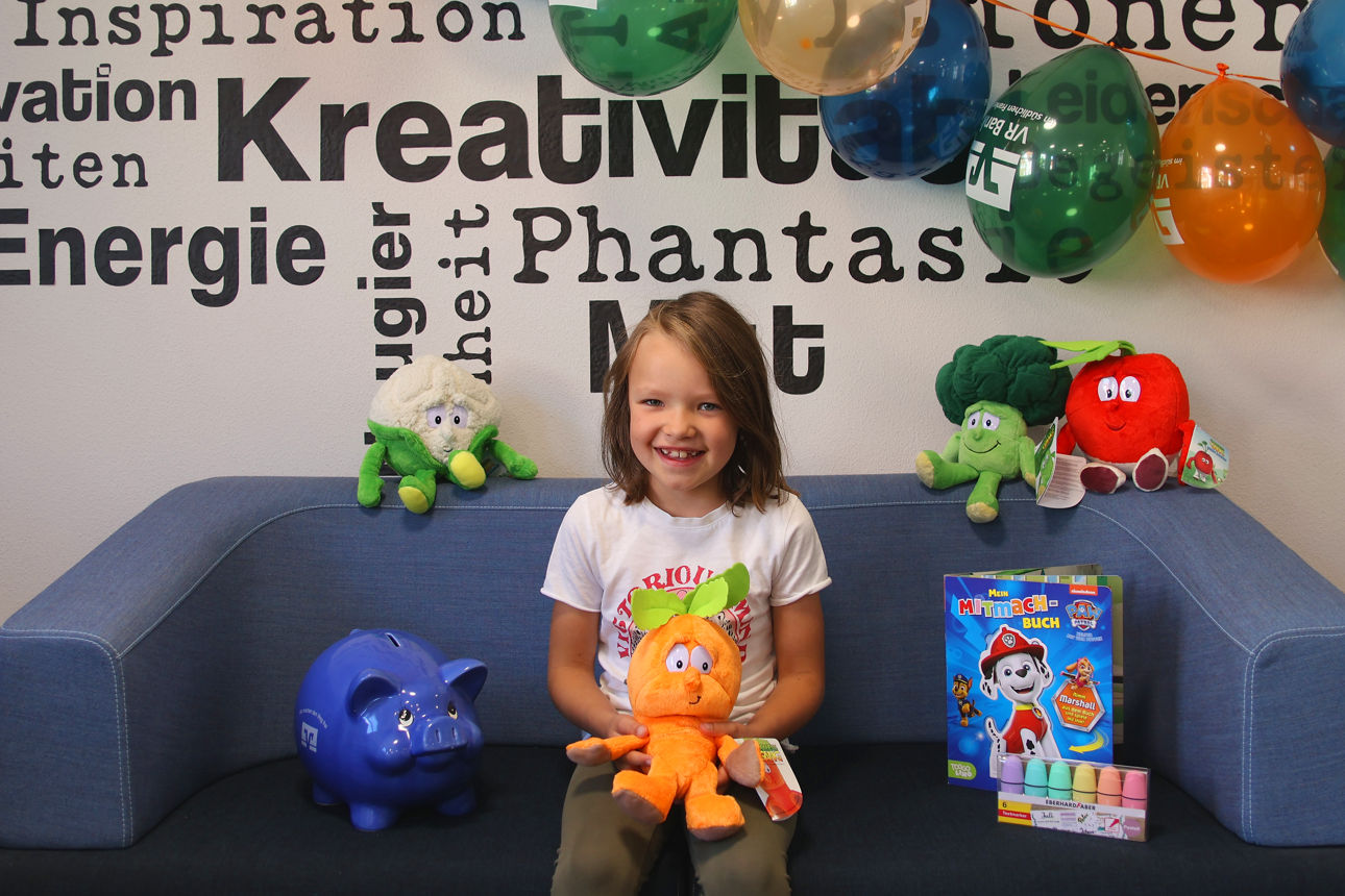 Victoria Rühl (Tochter einer Mitarbeiterin) durfte die diesjährigen Sparwochen- geschenke "unter die Lupe nehmen."