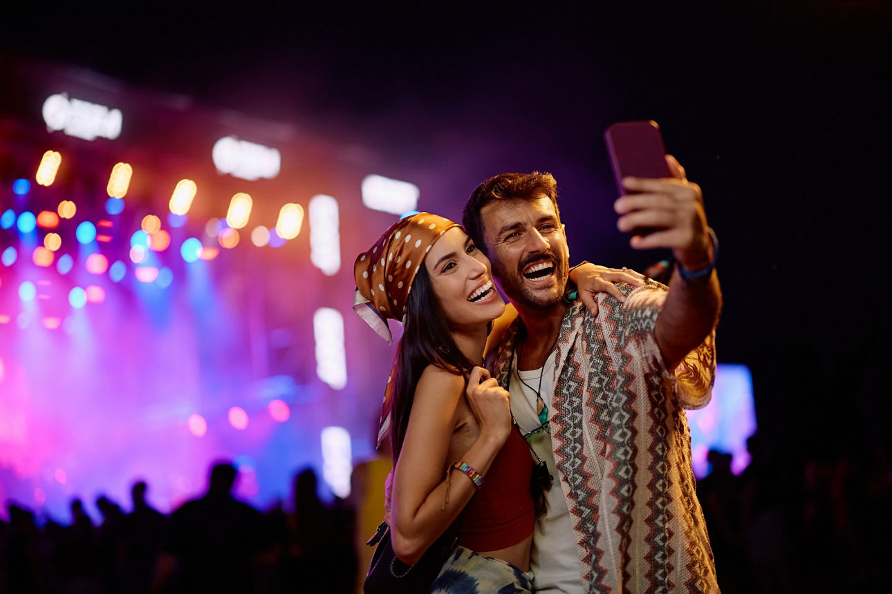 Fröhliches Paar macht Selfie auf einem Sommer Musik Festival